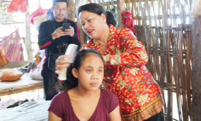 Ketua BKOW Bali Seniasih Giri Prasta menyisir rambut warga penyandang gangguan mental di Desa Seraya Timur, Karangasem