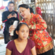 Ketua BKOW Bali Seniasih Giri Prasta menyisir rambut warga penyandang gangguan mental di Desa Seraya Timur, Karangasem