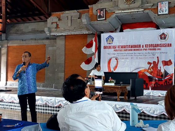 Emmanuel Dewata Oja bawakan materi UU Pers dan Sengketa Pers dalam OKK PWI Bali 2026 di Gedung PWI Bali