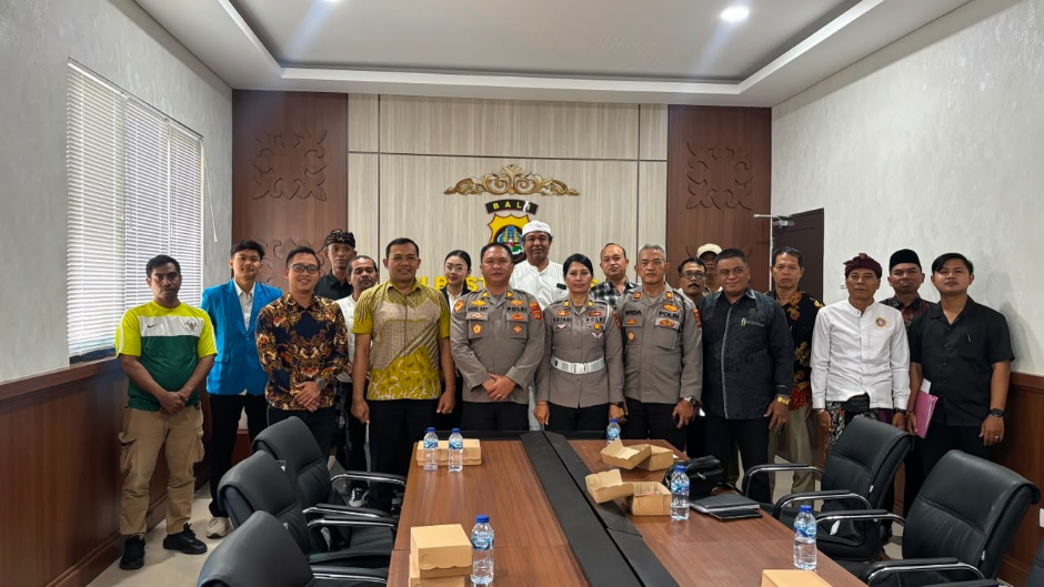 Rapat Analisa dan Evaluasi Forum Konsultasi Publik Polresta Denpasar di Ruang Catur Prasetya