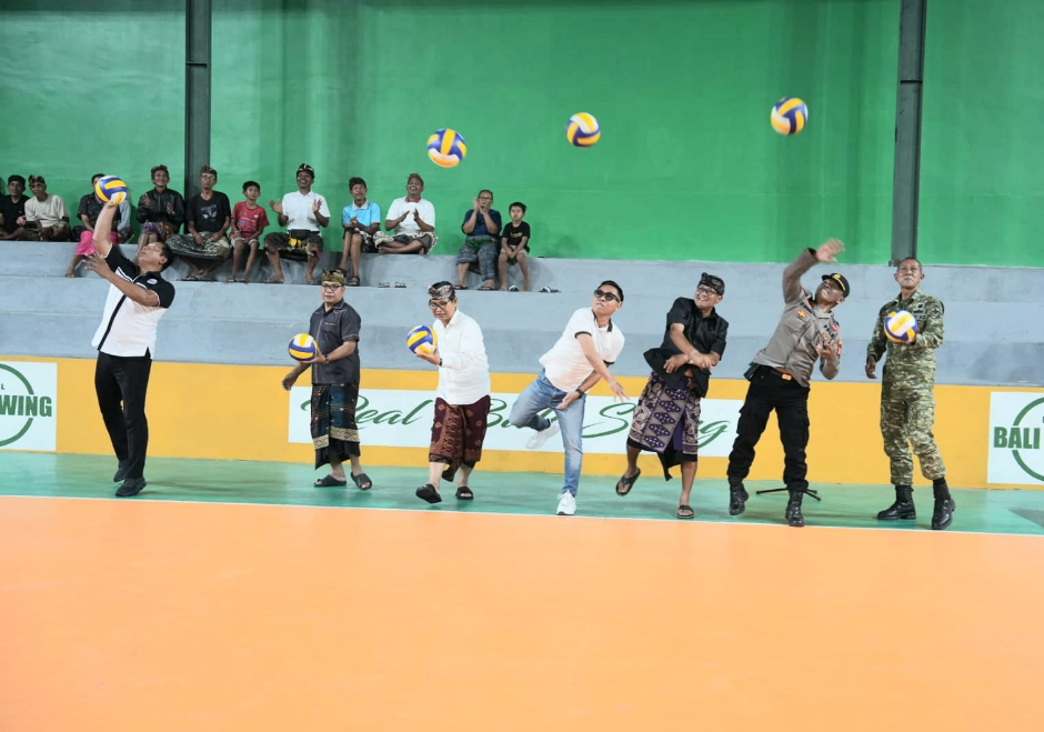 Bupati Badung I Wayan Adi Arnawa membuka Turnamen Bola Voli Putra Masceti Cup II di Banjar Tegal Kuning, Desa Bongkasa Pertiwi, Abiansemal.