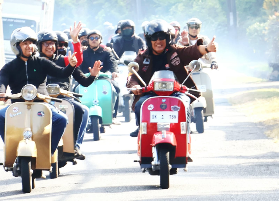 Bupati Tabanan I Komang Gede Sanjaya mengikuti Touring Motor Batur Agung Kerambitan (TOMBAK) berkolaborasi dengan Bali Willys Club di Puri Gede Kerambitan.