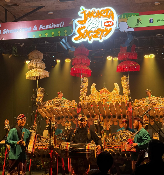 Jegog Suar Agung tampil membawakan musik bambu khas Jembrana pada perhelatan Jakarta Beat Society 2026 di M Bloc Space, Jakarta.