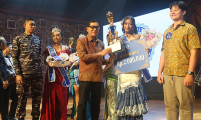 Sekda Kota Denpasar I Gusti Ngurah Eddy Mulya menyerahkan trofi saat menghadiri Pemilihan Kids & Duta Forum Maritim Bali ke-3 di Gedung Dharma Negara Alaya.