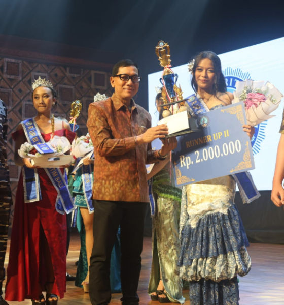 Sekda Kota Denpasar I Gusti Ngurah Eddy Mulya menyerahkan trofi saat menghadiri Pemilihan Kids & Duta Forum Maritim Bali ke-3 di Gedung Dharma Negara Alaya.