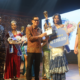 Sekda Kota Denpasar I Gusti Ngurah Eddy Mulya menyerahkan trofi saat menghadiri Pemilihan Kids & Duta Forum Maritim Bali ke-3 di Gedung Dharma Negara Alaya.