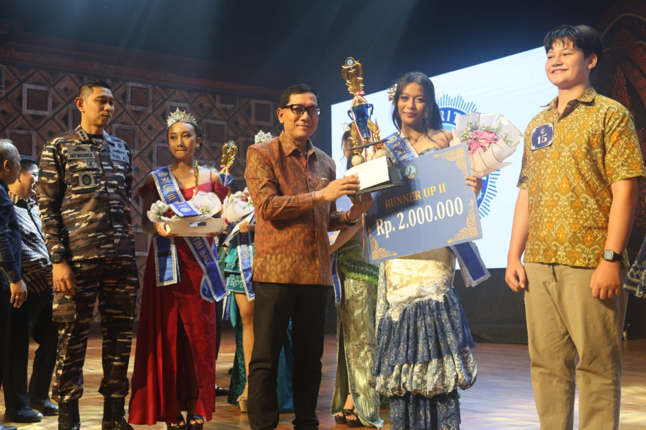 Sekda Kota Denpasar I Gusti Ngurah Eddy Mulya menyerahkan trofi saat menghadiri Pemilihan Kids & Duta Forum Maritim Bali ke-3 di Gedung Dharma Negara Alaya.