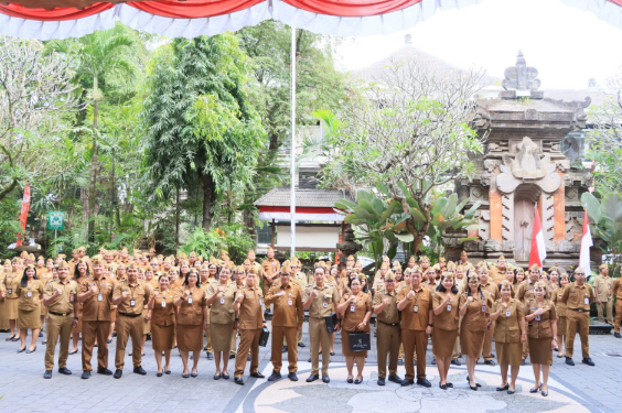 Sekda Kota Denpasar I Gusti Ngurah Eddy Mulya memimpin apel disiplin di lingkungan Setda Kota Denpasar.