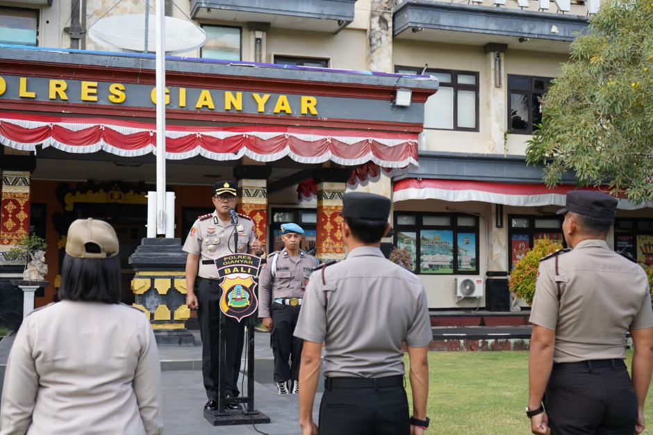 Kapolres Gianyar AKBP James IS Rajagukguk memimpin apel pagi jam pimpinan bagi Personel Polres Gianyar di Lapangan Tri Brata Polres Gianyar.