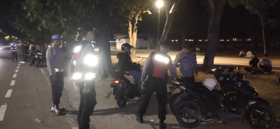 Personel Polsek Denpasar Timur melaksanakan patroli subuh di kawasan Renon dan sekitarnya untuk cegah gangguan Kamtibmas.