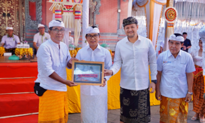 Bupati Adi Arnawa bersama Wabup Bagus Alit Sucipta menyerahkan bantuan hibah keagamaan saat prosesi Karya Manusa Yadnya dan Pitra Yadnya Massal di Desa Adat Kwanji, Mengwi.