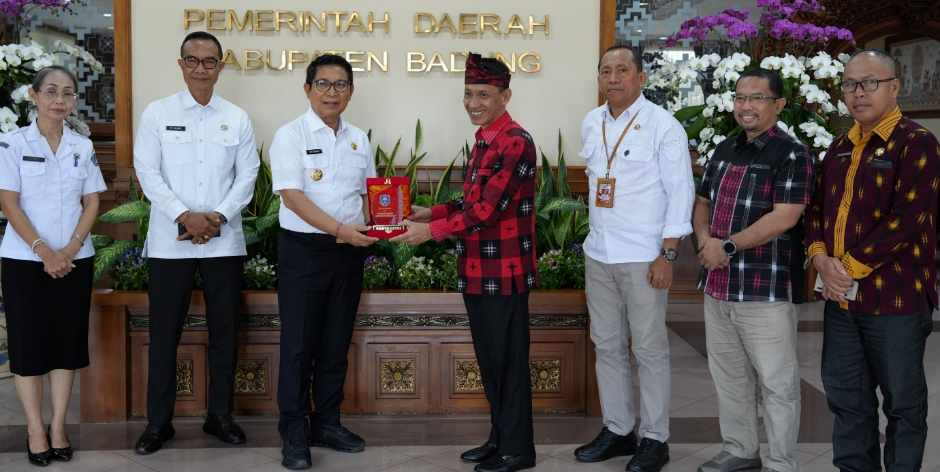 Bupati Adi Arnawa menerima rombongan Bupati Wakatobi H. Haliana di Ruang Tamu Bupati, Puspem Badung.