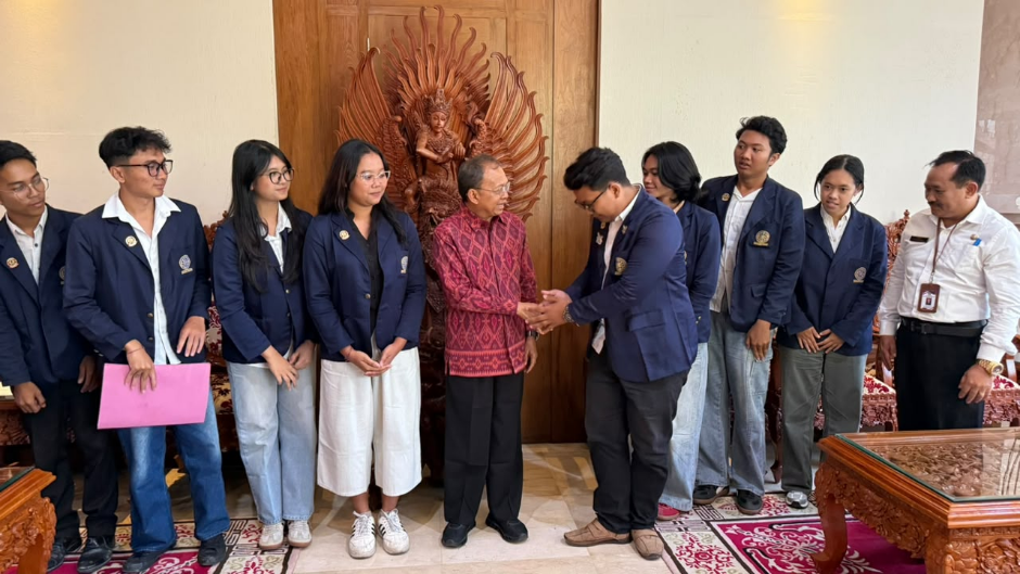 Gubernur Bali Wayan Koster menerima audiensi Badan Eksekutif Mahasiswa Fakultas Pertanian Universitas Udayana di Rumah Jabatan Jaya Sabha, Denpasar.