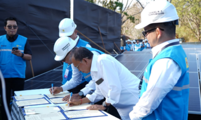 Gubernur Bali Wayan Koster bersama Dirut PLN Darmawan Prasodjo menandatangani Kesepakatan Bersama Percepatan Pengembangan Infrastruktur Ketenagalistrikan Berbasis Energi Terbarukan di Provinsi Bali.