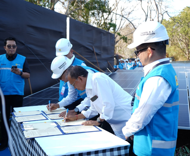 Gubernur Bali Wayan Koster bersama Dirut PLN Darmawan Prasodjo menandatangani Kesepakatan Bersama Percepatan Pengembangan Infrastruktur Ketenagalistrikan Berbasis Energi Terbarukan di Provinsi Bali.