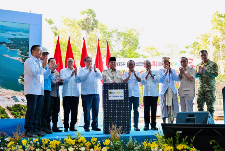 Presiden Prabowo Subianto didampingi Gubernur Bali Wayan Koster melakukan Launching dan Groundbreaking Program PLTS 100 GWp Site Gilimanuk di Kecamatan Melaya, Kabupaten Jembrana.