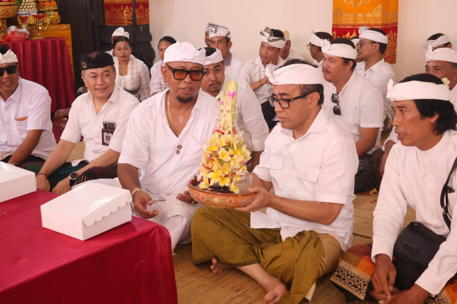 Walikota Denpasar I Gusti Ngurah Jaya Negara menghadiri Upacara Pujawali dan Ngenteg Linggih di Pura Banjar Dukuh Sari, Desa Adat Sesetan.