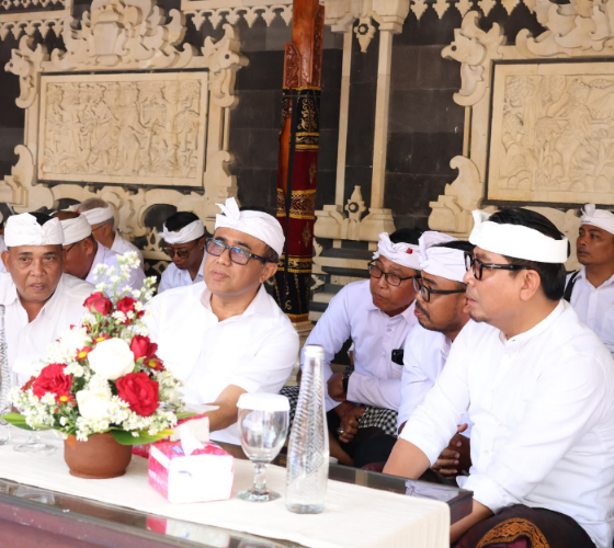 Walikota Denpasar I Gusti Ngurah Jaya Negara bersama Wakil Walikota Denpasar I Kadek Agus Arya Wibawa menghadiri Puncak Karya Ngenteg Linggih di Pura Kahyangan Banjar Dukuh Pesirahan, Desa Adat Pedungan.