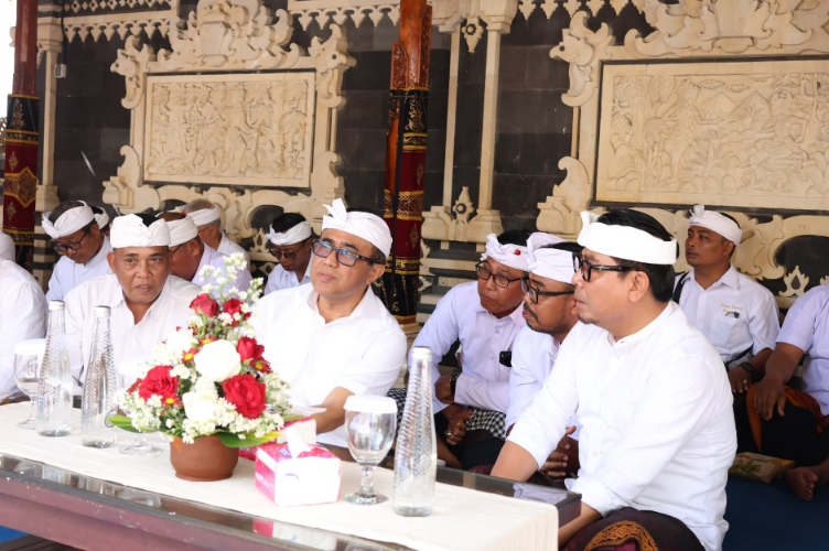 Walikota Denpasar I Gusti Ngurah Jaya Negara bersama Wakil Walikota Denpasar I Kadek Agus Arya Wibawa menghadiri Puncak Karya Ngenteg Linggih di Pura Kahyangan Banjar Dukuh Pesirahan, Desa Adat Pedungan.