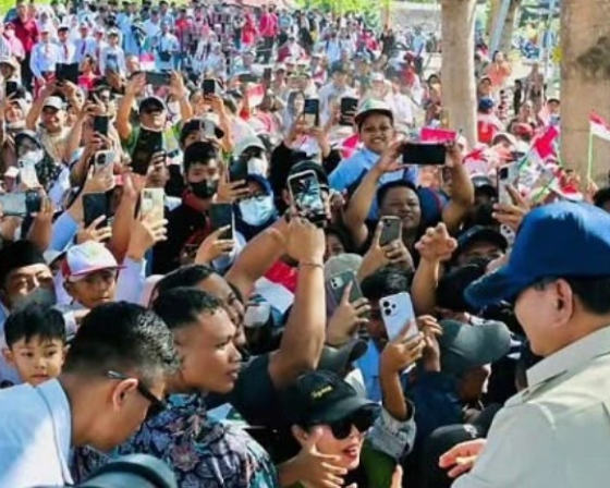 Presiden Prabowo Subianto disambut antusias warga Jembrana saat groundbreaking proyek PLTS Gilimanuk berkapasitas 100 Gwp di Kelurahan Gilimanuk, Jembrana.