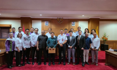 Komisi IV DPRD Kabupaten Badung menggelar Rapat Kerja bersama pihak Hotel The Westin dan Serikat Pekerja Pariwisata di Ruang Rapat Gosana II Sekretariat DPRD Badung, ditutup sesi foto bersama.