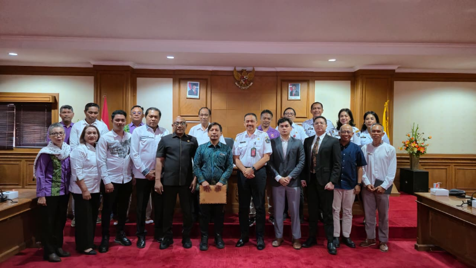 Komisi IV DPRD Kabupaten Badung menggelar Rapat Kerja bersama pihak Hotel The Westin dan Serikat Pekerja Pariwisata di Ruang Rapat Gosana II Sekretariat DPRD Badung, ditutup sesi foto bersama.