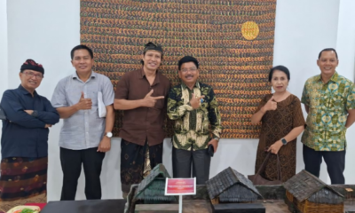 Suklu Bersama Pengunjung di Depan Karya Malam Temaram