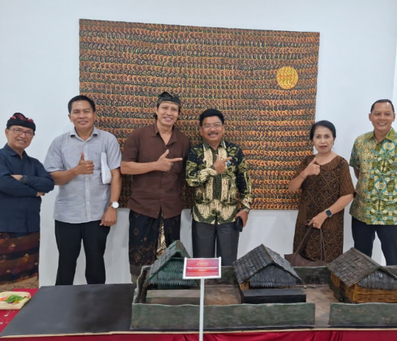 Suklu Bersama Pengunjung di Depan Karya Malam Temaram