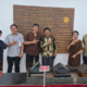 Suklu Bersama Pengunjung di Depan Karya Malam Temaram