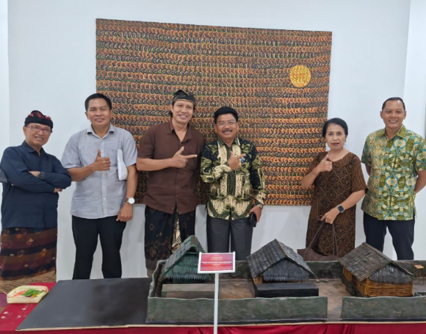 Suklu Bersama Pengunjung di Depan Karya Malam Temaram