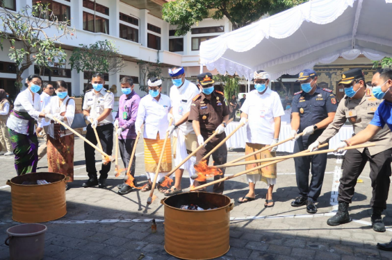 Sekda Kota Denpasar Eddy Mulya menghadiri pemusnahan ribuan slop rokok ilegal di halaman Kantor Kejari Denpasar, Kamis (27/8).