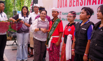 Bunda Anti-Narkoba Kabupaten Badung Nyonya Rasniathi Adi Arnawa mengukuhkan Duta Bersinar Kecamatan Kuta Utara pada acara Merdeka Tanpa Narkoba di Mie Kober Dalung.
