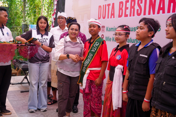 Bunda Anti-Narkoba Kabupaten Badung Nyonya Rasniathi Adi Arnawa mengukuhkan Duta Bersinar Kecamatan Kuta Utara pada acara Merdeka Tanpa Narkoba di Mie Kober Dalung.
