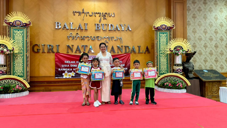 Bunda PAUD Kabupaten Badung Nyonya Rasniathi Adi Arnawa menghadiri Gelar Kreativitas Lomba PAUD/TK Se-Kabupaten Badung di Gedung Balai Budaya Giri Nata Mandala.