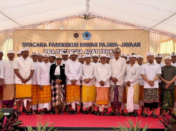Bupati Badung I Wayan Adi Arnawa menghadiri Upacara Pamikukuh miwah Pajaya-jayaan Prajuru Desa Adat Pecatu masa ayahan 2026-2031 di Pecatu, Kuta Selatan.