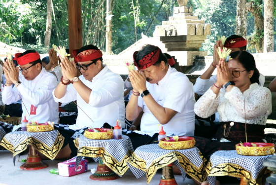 Bupati Tabanan I Komang Gede Sanjaya memimpin persembahyangan bersama rahina Purnama Sasih Katiga 2026 di Pura Luhur Batukau, Penebel.