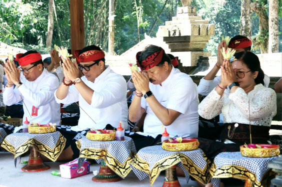 Bupati Tabanan I Komang Gede Sanjaya memimpin persembahyangan bersama rahina Purnama Sasih Katiga 2026 di Pura Luhur Batukau, Penebel.