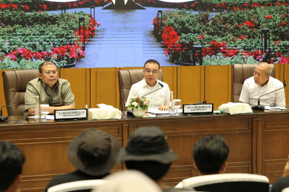Wakil Ketua DPR RI Sufmi Dasco Ahmad menerima audiensi Aliansi Masyarakat Pati Bersatu di Gedung Nusantara, Kompleks Parlemen, Senayan, Jakarta.