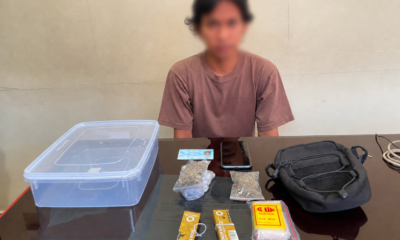Terduga pelaku pengedar narkotika ganja bersama barang bukti yang diamankan Satresnarkoba Polresta Denpasar.