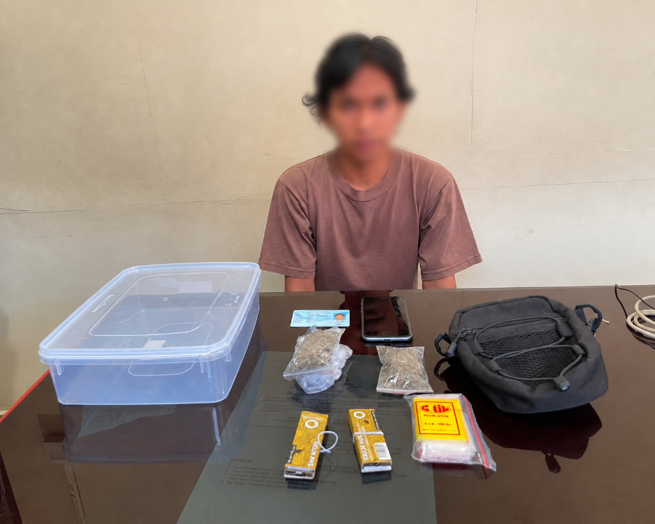 Terduga pelaku pengedar narkotika ganja bersama barang bukti yang diamankan Satresnarkoba Polresta Denpasar.