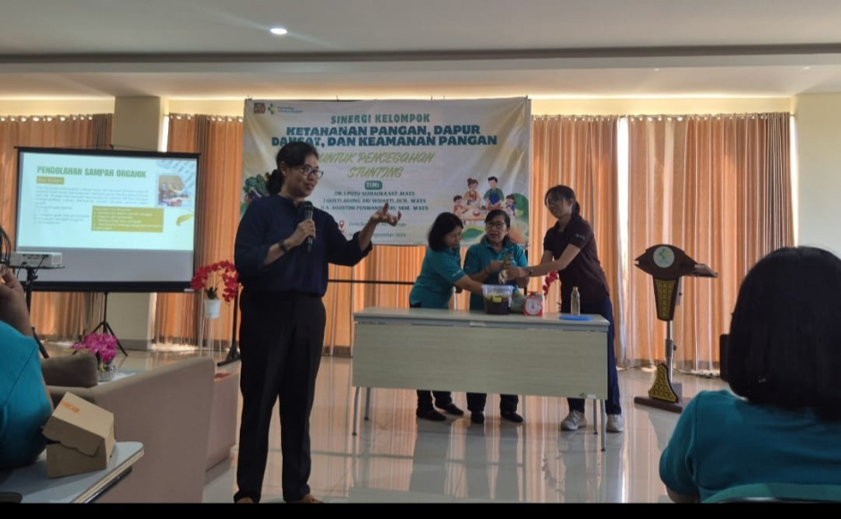 Suasana kegiatan pengabdian masyarakat Tim Poltekkes Kemenkes Denpasar dalam pelatihan kader Posyandu di Desa Kesiman Kertalangu, Denpasar Timur.