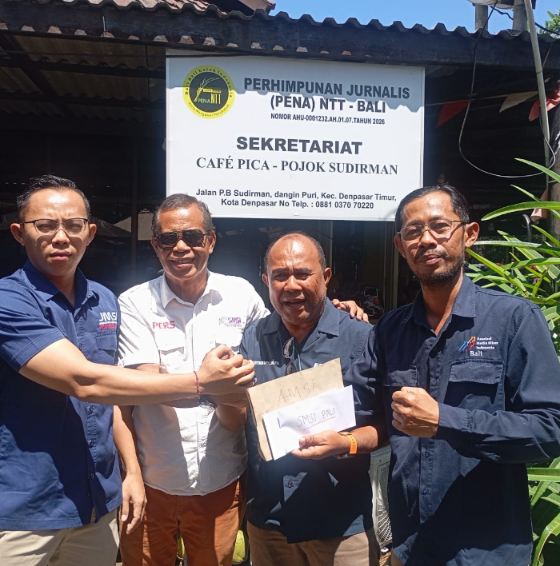 Ketua SMSI Bali Emanuel Dewata Oja, Ketua JMSI Bali Nyoman Ady Irawan, dan Ketua AMSI Bali Ketut Sutrisna menyerahkan donasi gempa NTT kepada Ketua Pena NTT Bali Agustinus Apollonaris K Daton di Denpasar.