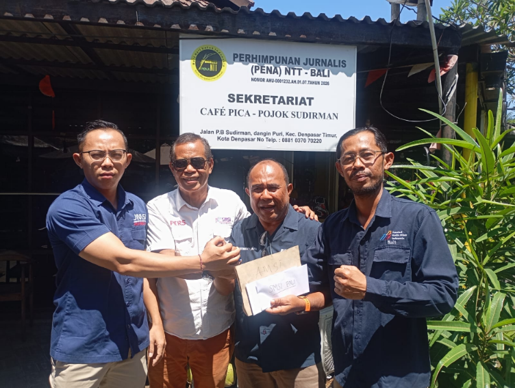 Ketua SMSI Bali Emanuel Dewata Oja, Ketua JMSI Bali Nyoman Ady Irawan, dan Ketua AMSI Bali Ketut Sutrisna menyerahkan donasi gempa NTT kepada Ketua Pena NTT Bali Agustinus Apollonaris K Daton di Denpasar.