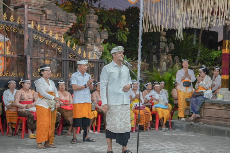 Wabup Badung Bagus Alit Sucipta menghadiri Upacara Pitra Yadnya dan Manusa Yadnya di Jaba Pura Dalem Kahyangan Penataran Tegaljaya, Dalung.