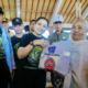 Ketua K3S Kabupaten Badung Nyonya Rasniathi Adi Arnawa menyerahkan bingkisan kepada para veteran di Kecamatan Petang dan Abiansemal.