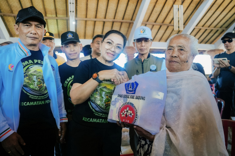 Ketua K3S Kabupaten Badung Nyonya Rasniathi Adi Arnawa menyerahkan bingkisan kepada para veteran di Kecamatan Petang dan Abiansemal.