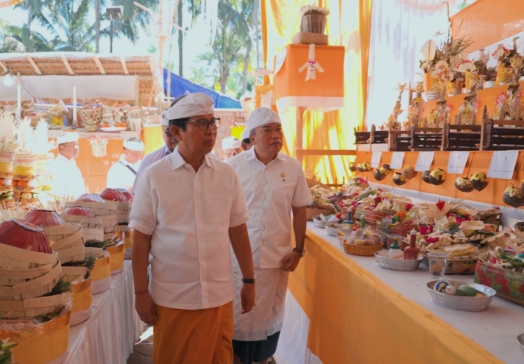 Bupati Badung I Wayan Adi Arnawa menghadiri Karya Atma Wedana, Pitra Yadnya, dan Metatah Massal krama Desa Adat Balangan di Kecamatan Mengwi.