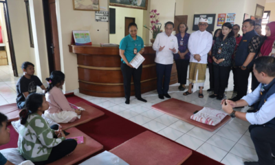 Walikota Denpasar I Gusti Ngurah Jaya Negara mendampingi Wakil Menteri Kesehatan RI dr. Benjamin Paulus Octavianus meninjau Pustu Dauh Puri.