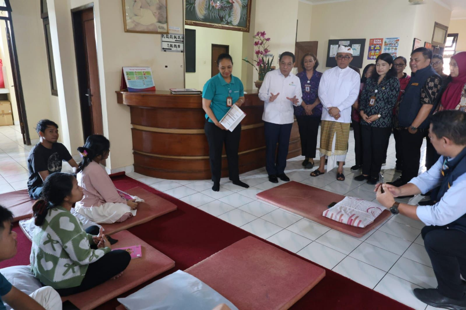 Walikota Denpasar I Gusti Ngurah Jaya Negara mendampingi Wakil Menteri Kesehatan RI dr. Benjamin Paulus Octavianus meninjau Pustu Dauh Puri.