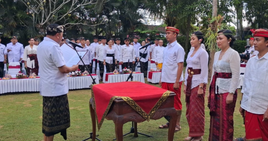 Bupati Gianyar I Made Mahayastra melantik 175 pejabat administrator dan pengawas di Taman Maheswara, Kantor Bupati Gianyar.